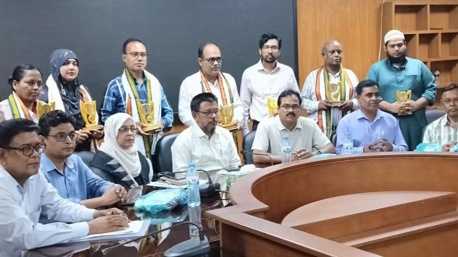 মানিকগঞ্জে বিশ্ব শিক্ষক দিবসে আট শিক্ষককে সম্মাননা